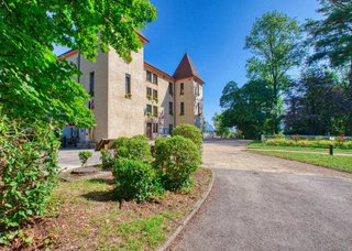 alt="mairie de Montbonnot-Saint-Martin et vue sur parc avec arbres et bosquets"