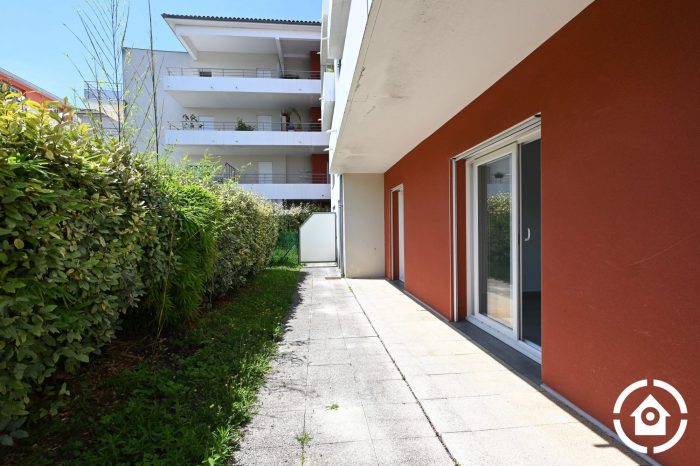 Photo Appartement en RDC avec 2 chambres, terrasse et jardin de 54 m², cave, place de parking et garage image 3/11