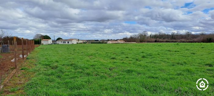 Terrain constructible à vendre, 10218 m² - Mazerolles 17800