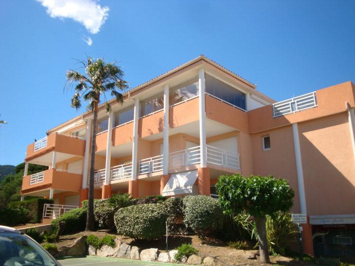 Appartement à louer, 2 pièces - Cavalaire-sur-Mer 83240