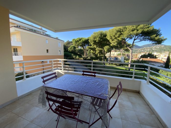 Appartement à louer, 2 pièces - Cavalaire-sur-Mer 83240