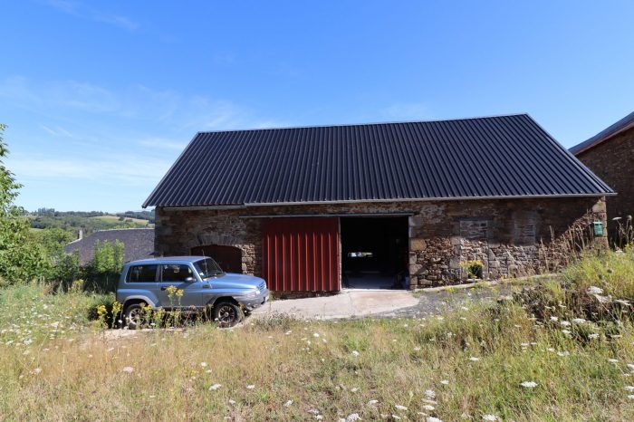 Photo CORREZE. Proche SAINT AUGUSTIN. Grange en pierre avec garage séparé, puits et terrain de 1 173m2 image 8/17