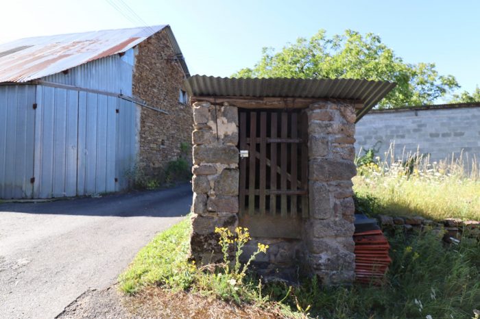Photo CORREZE. Proche SAINT AUGUSTIN. Grange en pierre avec garage séparé, puits et terrain de 1 173m2 image 11/17