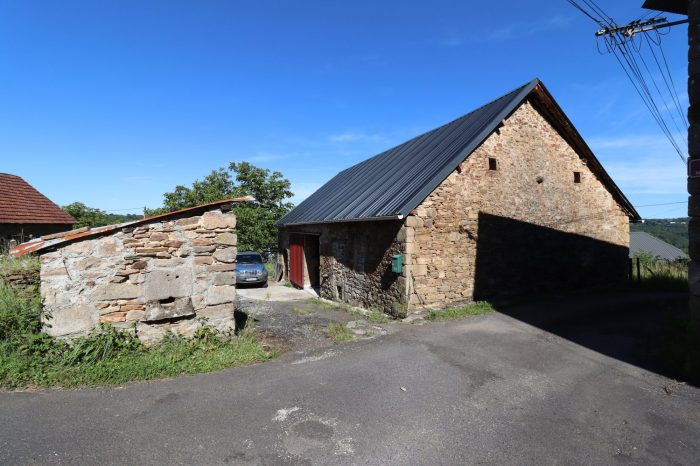 Photo CORREZE. Proche SAINT AUGUSTIN. Grange en pierre avec garage séparé, puits et terrain de 1 173m2 image 2/17