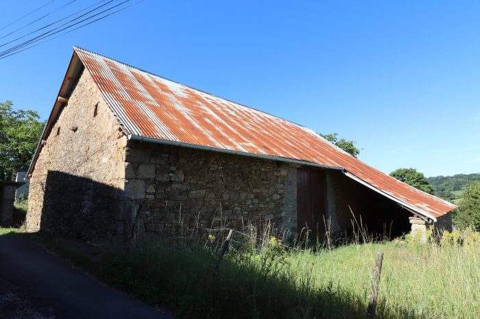 Photo CORREZE. Proche SAINT AUGUSTIN. Grange en pierre avec garage séparé, puits et terrain de 1 173m2 image 9/17