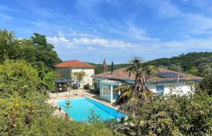 LOT ET GARONNE- Ensemble de 2 maisons, piscine, dépendances sur 5 Hectares