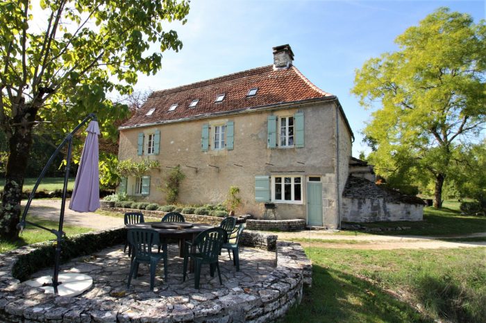 Photo LOT -  Maison traditionnelle en pierre avec 3  chambres, grange, piscine, tennis sur 10 hectares image 14/27