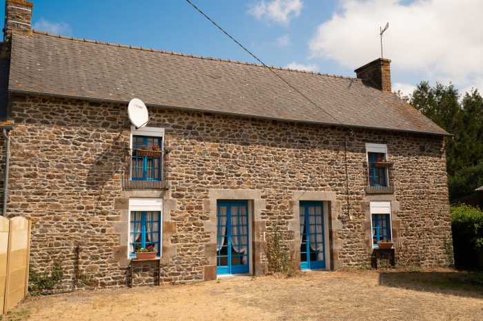 ILLE-ET-VILAINE, Roz-Landrieux, Bretagne. Maison de campagne de 4 chambres avec 1730m2 de terrain.
