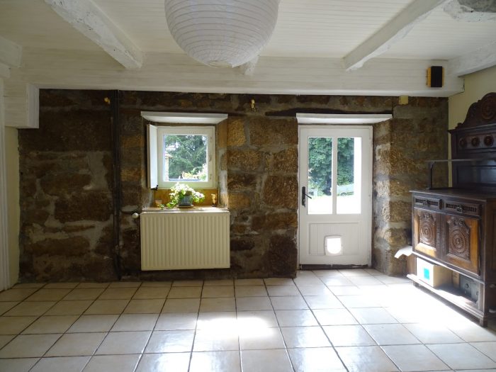 Photo COTES D'ARMOR, Nr Rostrenen.  Une maison d'époque en pierre indépendante de 3 chambres avec un gîte indépendant d'une chambre image 6/37