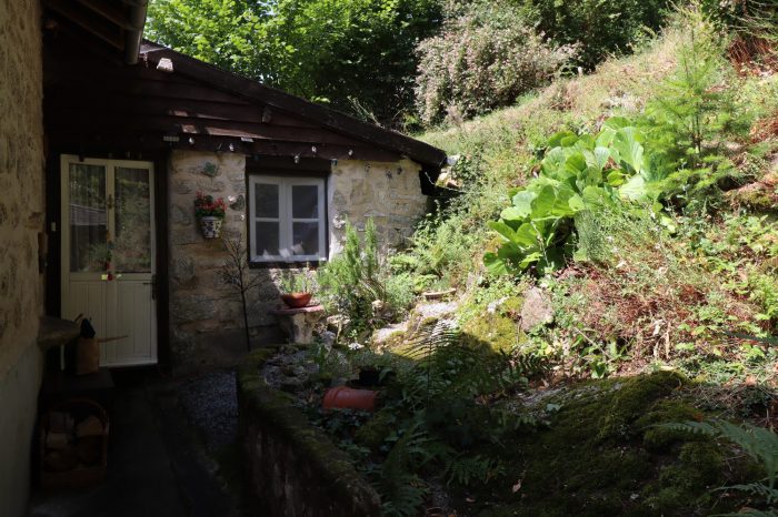 Photo CREUSE. St-Amand-Jartoudeix. Maison en pierre avec 2 chambres, garage et un jardin de 740m2. image 2/34