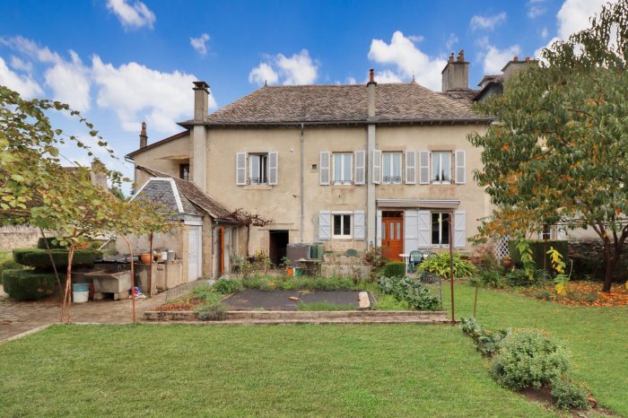 Photo CORREZE. Argentat-sur-Dordogne. Maison en pierre avec 5 chambres, garage et un jardin de 810m2. image 4/27