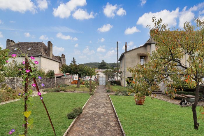 Photo CORREZE. Argentat-sur-Dordogne. Maison en pierre avec 5 chambres, garage et un jardin de 810m2. image 26/27