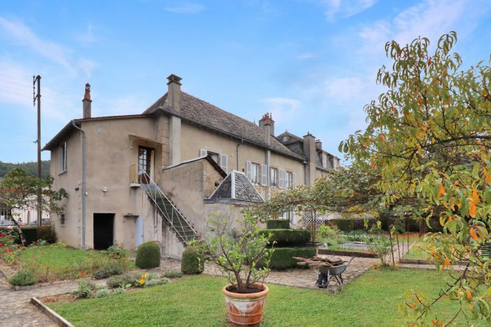 Photo CORREZE. Argentat-sur-Dordogne. Maison en pierre avec 5 chambres, garage et un jardin de 810m2. image 23/27