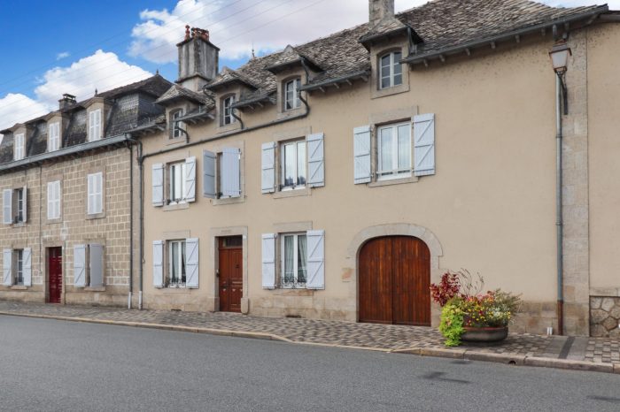 CORREZE. Argentat-sur-Dordogne. Maison en pierre avec 5 chambres, garage et un jardin de 810m2.