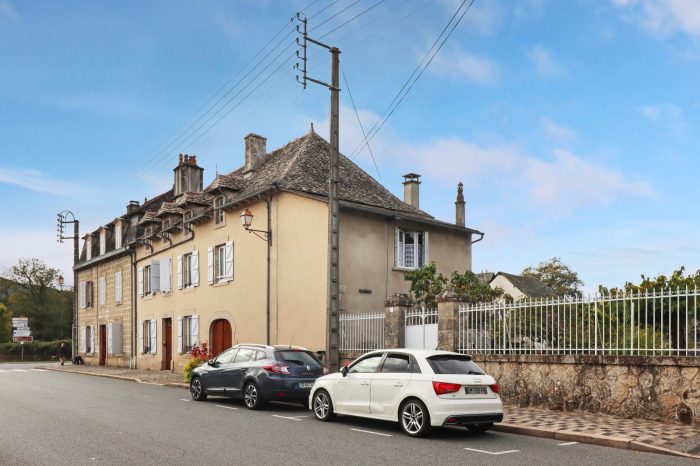 Photo CORREZE. Argentat-sur-Dordogne. Maison en pierre avec 5 chambres, garage et un jardin de 810m2. image 2/27