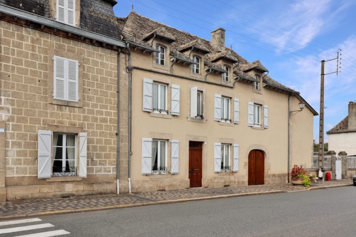 Photo CORREZE. Argentat-sur-Dordogne. Maison en pierre avec 5 chambres, garage et un jardin de 810m2. image 3/27
