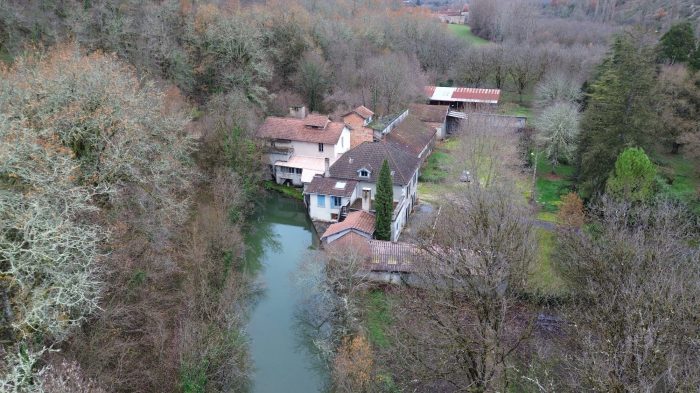 Photo Le LOT  Ancien Moulin avec dependants et 7 hectares terrain image 1/27