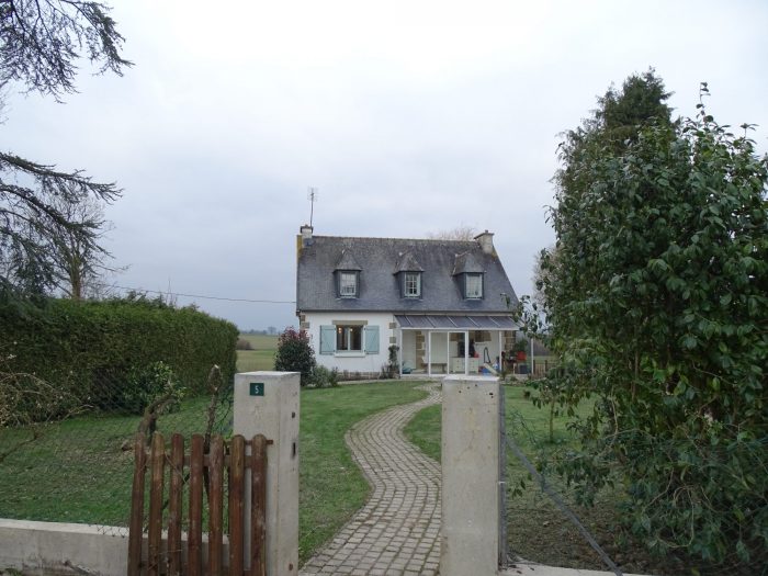 Photo COTES D'ARMOR, proche de la ville de Saint-Nicolas-du-Pélem, maison individuelle de 4 chambres à pied du village de Plussulien image 31/40