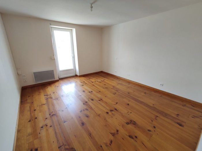 Appartement à louer, 4 pièces - Néris-les-Bains 03310