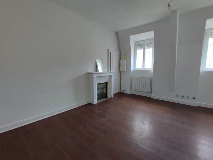 Appartement à louer, 2 pièces - Montluçon 03100