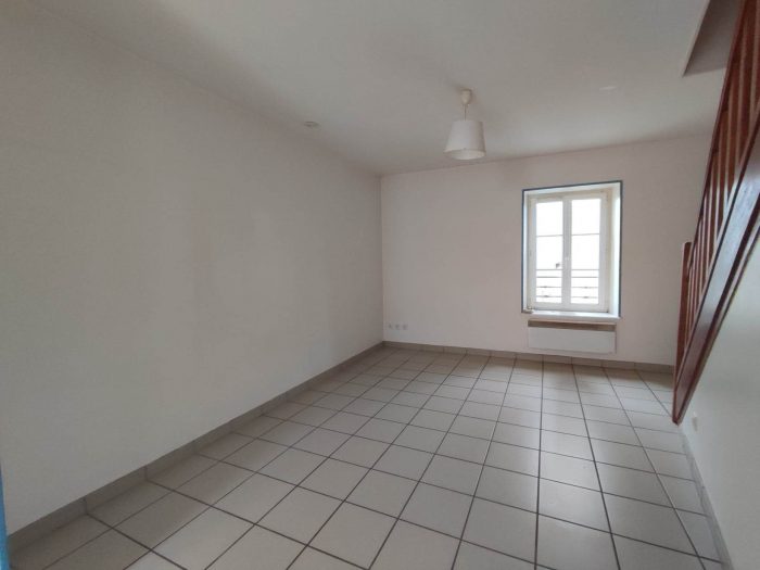 Maison mitoyenne 2 côtés à louer, 3 pièces - Montaigut 63700