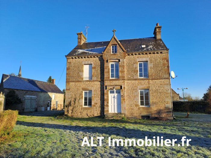 Photo Normandie, 30 minutes d'Alençon, ancienne maison de caractère sur 2250 m2 de terrain clos. image 1/10