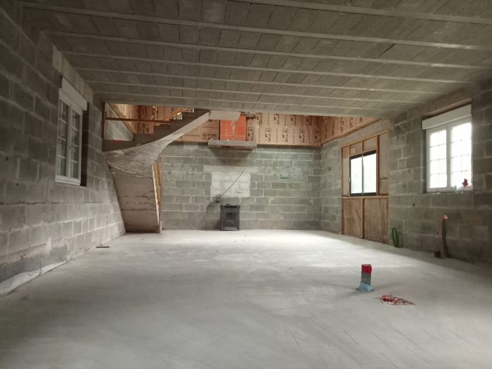 Photo PUTANGES-LE-LAC, Maison 127 m² à finir de rénover - toit, charpente, fosse neuf - terrain 2778 m² image 3/3