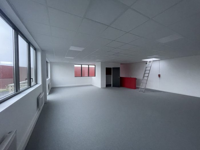 Photo Locaux d'activité et bureaux 1424 m² divisible en minimum 360 m² 105€/m²/an image 4/6