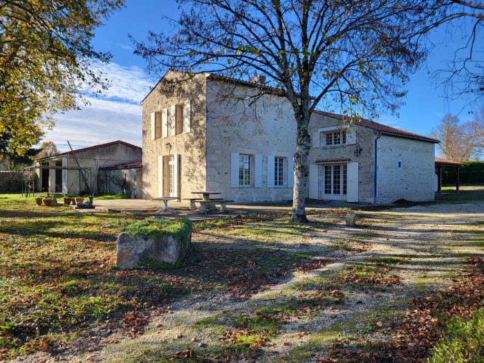 Vente Maison/Villa MAZERAY 17400 Charente Maritime FRANCE