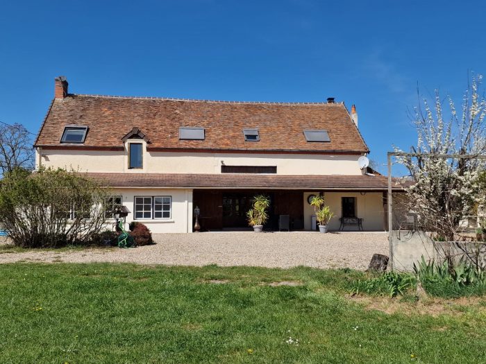 Old house for sale, 6 rooms - Châteaumeillant 18370