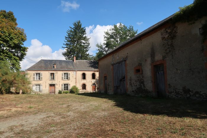 Country house for sale, 10 rooms - Moutier-Malcard 23220