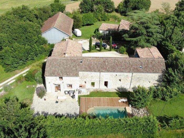 Beautiful country property with guest cottage, pool, gîte and 1 hectare of land