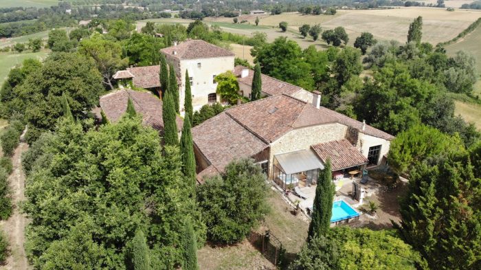 Propriété historique du moyen âge sur 8 hectares de terrain