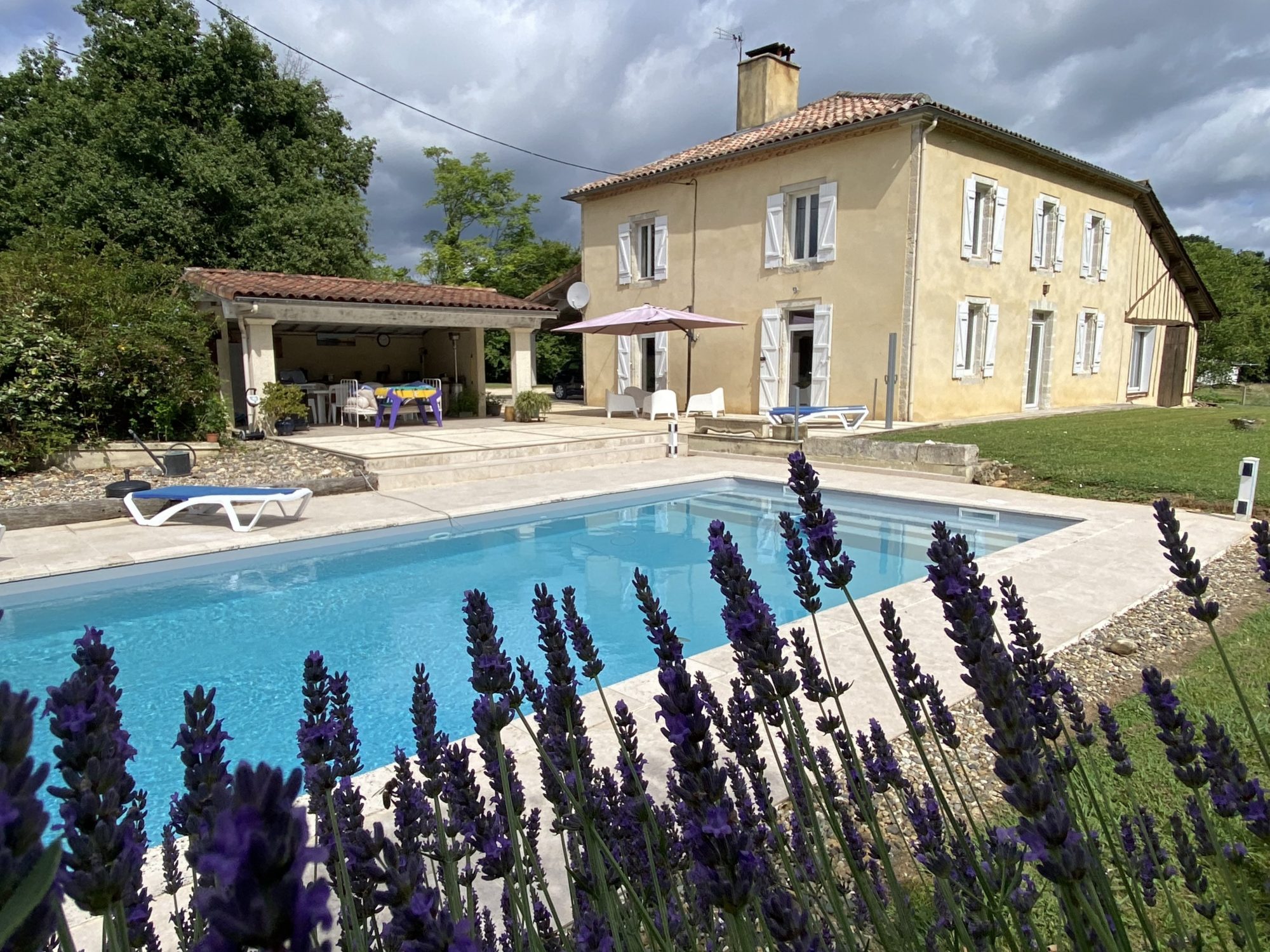 Agréable Maison de Campagne rénovée avec piscine et 19ha