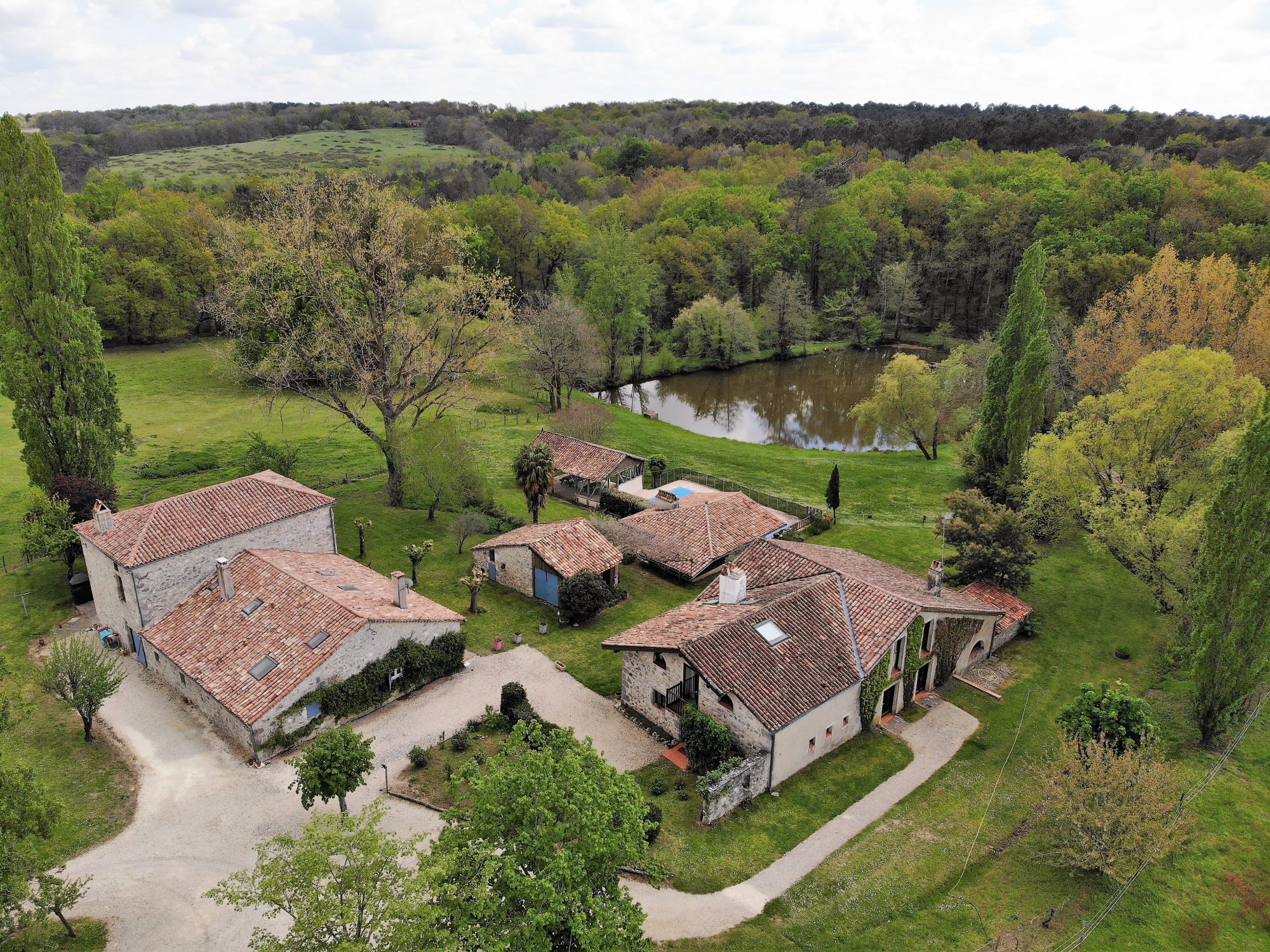 Propriété en Pierre avec Lac, Gîte et 2 Ha