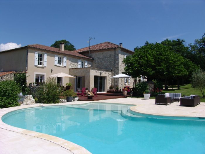 Sublime country property on 2 hectares with swimming pool
