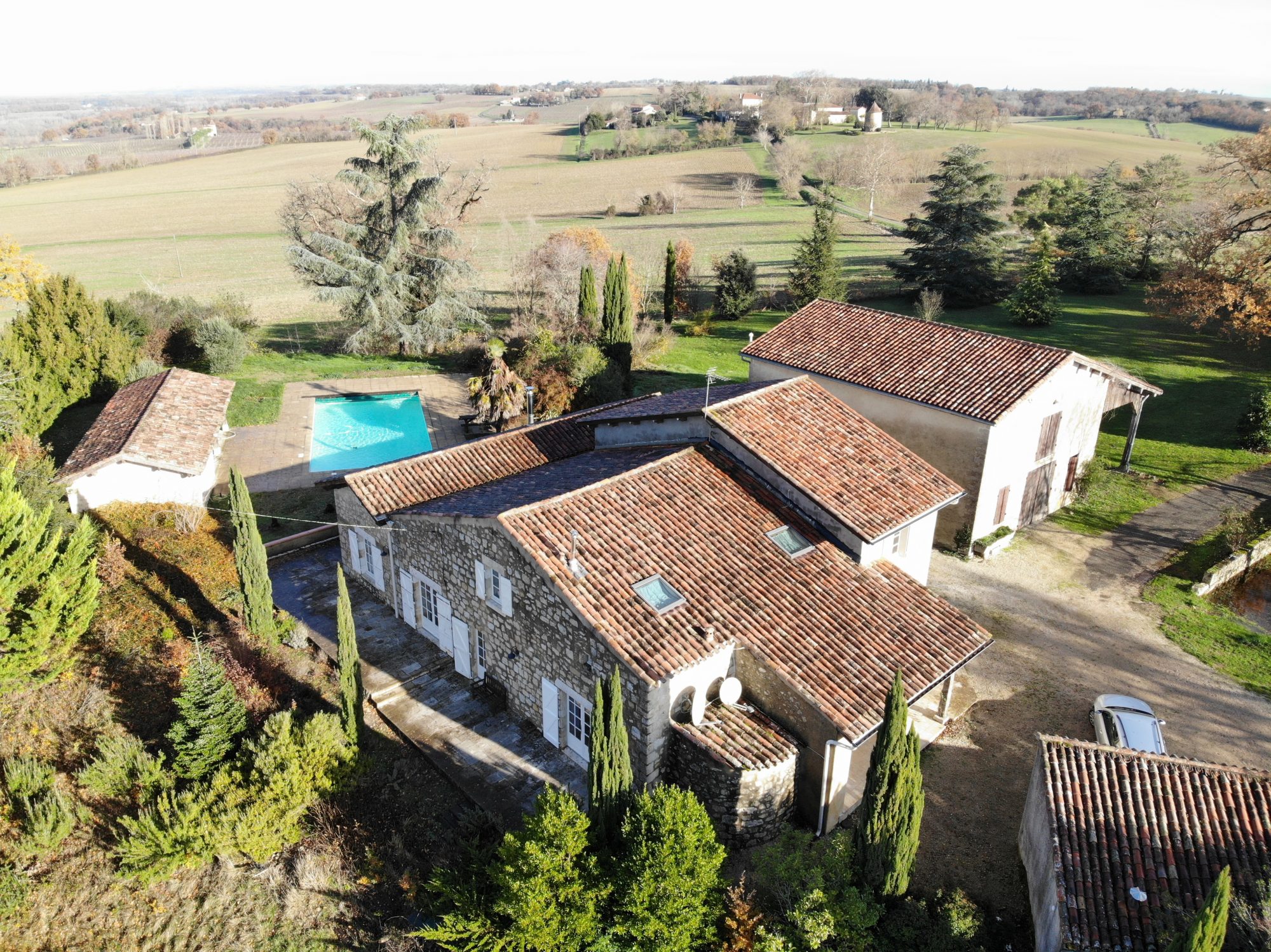 Magnifique Maison en Pierre avec Piscine, vues et Dépendances