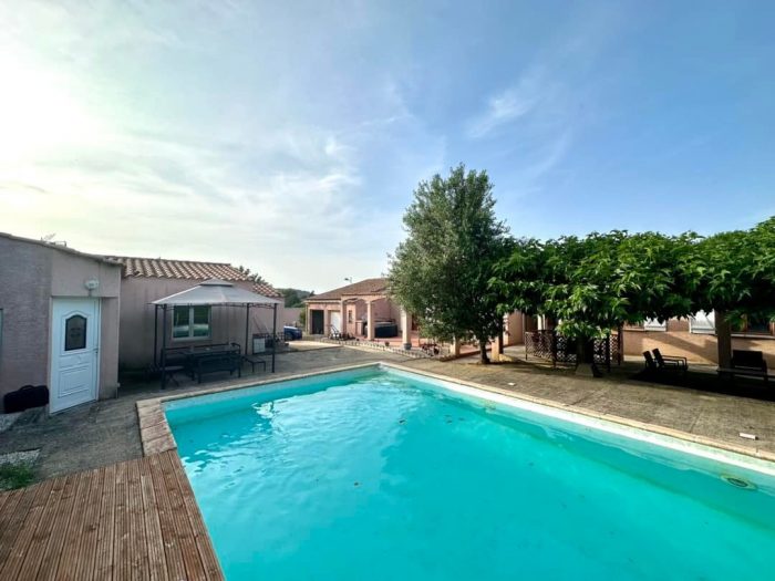 Villa de 129m² avec piscine et garage!