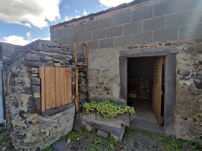 Photo Maison en pierres à rénover avec terrain attenant et dépendances image 6/10