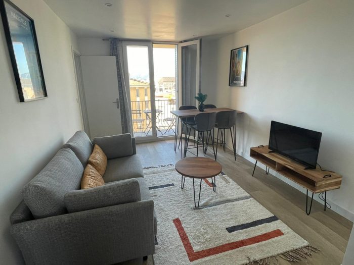 Appartement à louer, 3 pièces - Marseille 13006