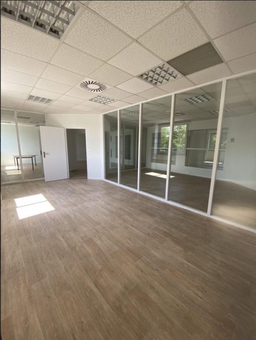 Bureau à louer, 228 m² - Caissargues 30132