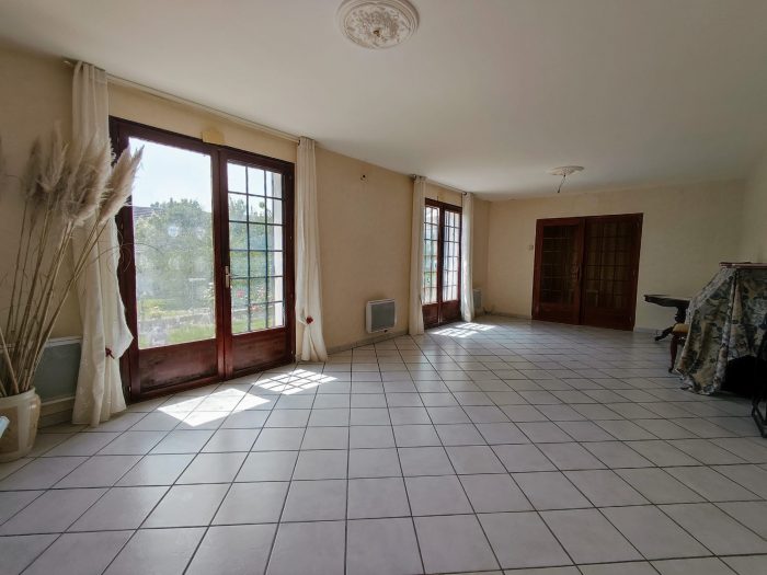 Maison individuelle à vendre, 10 pièces - Aubeterre 10150