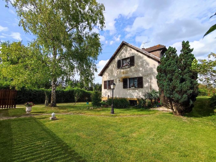 Maison individuelle à vendre, 10 pièces - Aubeterre 10150