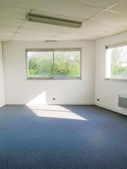 Bureau à louer, 59 m² - Coignières 78310