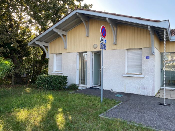 Local professionnel à louer, 56 m² - Arès 33740