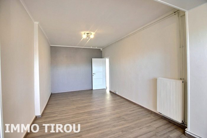 Appartement à louer, 6 pièces - Châtelineau 6200