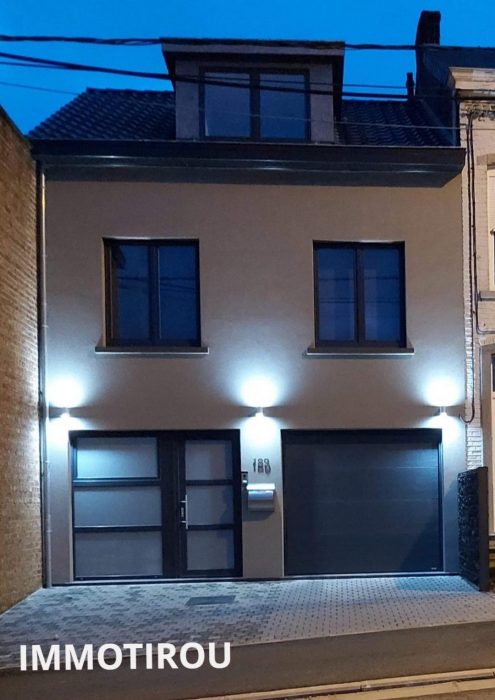 Maison mitoyenne 2 côtés à vendre, 12 pièces - Roux 6044