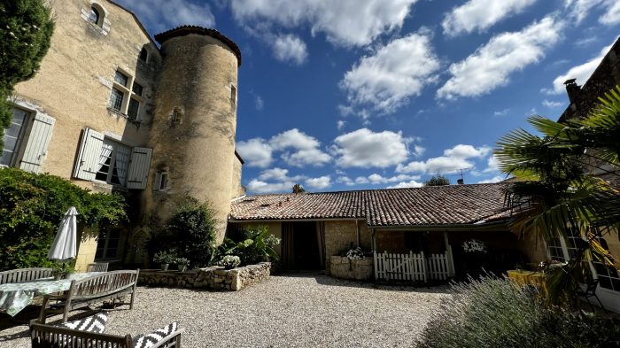 Magnifiques Maisons dans village touristique médiévale