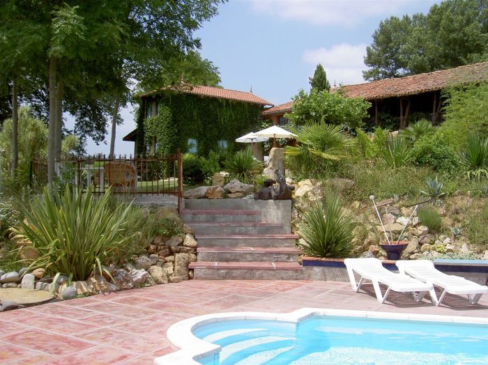 Superbe maison de campagne avec  parc  gîte et piscine.