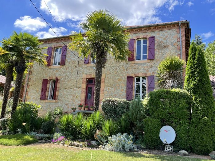Old house for sale, 6 rooms - Boulogne-sur-Gesse 31350